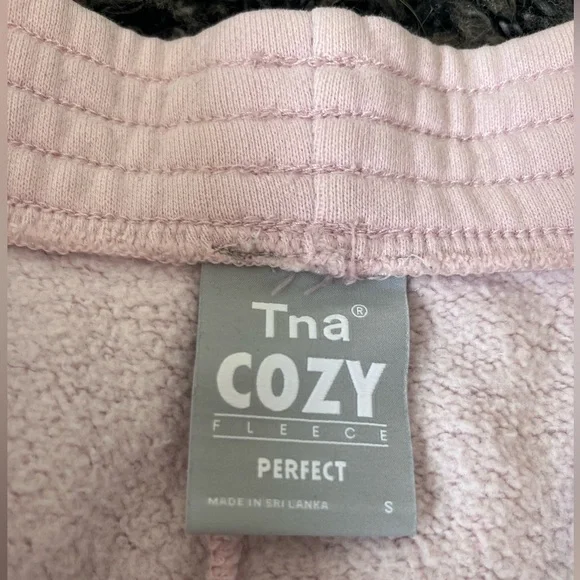Aritzia TNA Perfect Cozy Fleece Shorts Light Pink - Picture 5 of 5